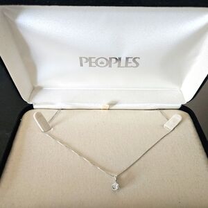 14K white gold Diamond solitaire pendant necklace